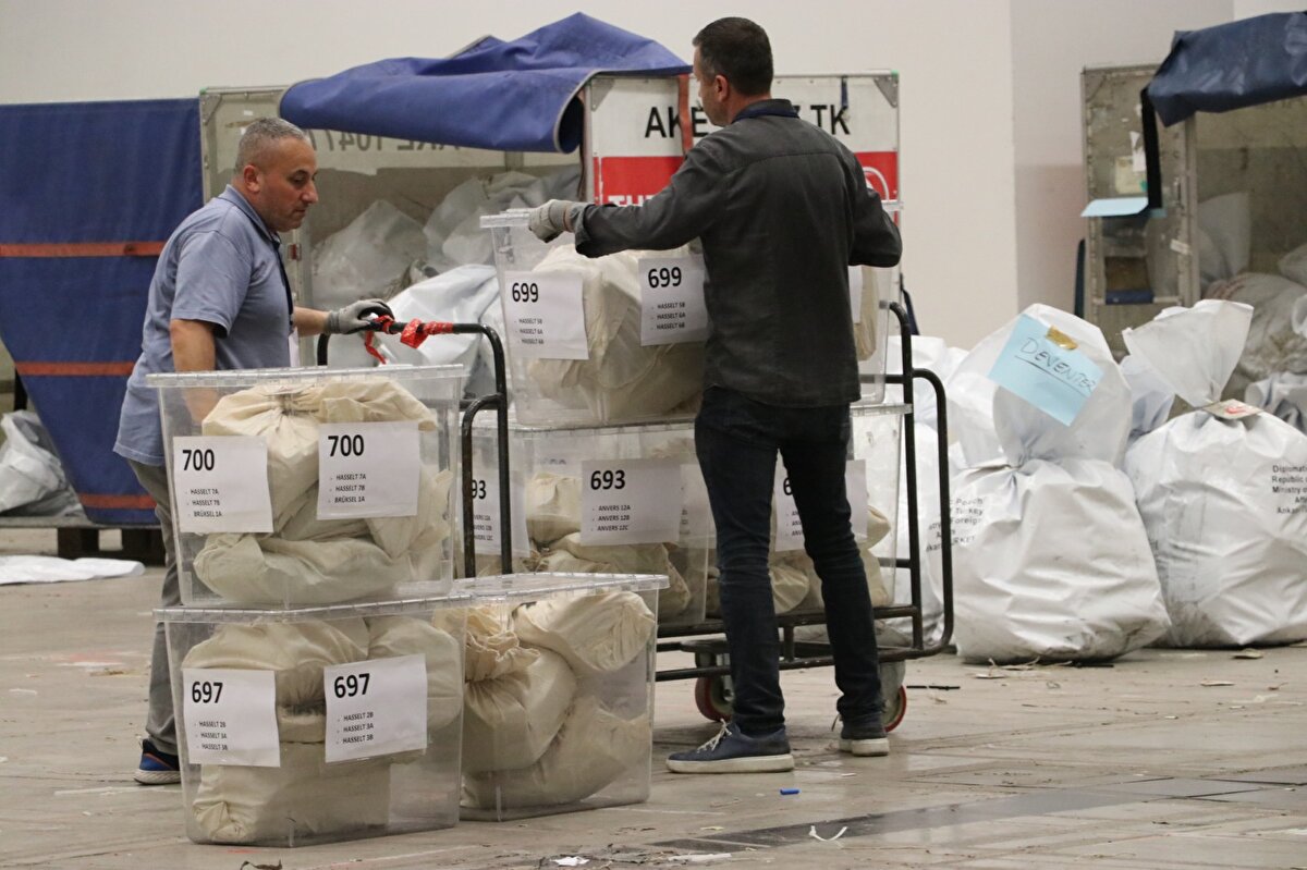 "1460 SANDIĞA DAĞITILACAK"<br><br>Yurt Dışı İlçe Seçim Kurulu Başkanı Ali Uğuz, Cumhurbaşkanlığı Hükümet Sistemi'ne geçildikten sonra ilk kez 2'nci turlu bir seçim yaşandığını belirterek, "Bu demokrasimiz için olumlu bir gelişmedir. 73 ülke 167 temsilcilikte 2'nci turda kullanılan oy sayımız, 1 milyon 783 bin 107'dir. Gümrüklerde kullanılan oy sayımız ise 113 bin 887 olup; gümrüklerde oy kullanma işlemi 28 Mayıs saat 17.00'ye kadar devam edecektir. İlk turda 5 bin 114 yurt dışı temsilcilik sandıklarını biz burada 1430 sandığa bölerek sayım yaptık. 2'nci turda seçim takviminin kısalığı nedeniyle yurt dışında ve temsilcilerimizde 3 bin 455 sandık kuruldu. Bu sandıklarda 5 gün süre ile oy kullanıldı. Bize gelecek bu sandıklar burada 1460 sandığa dağıtılarak sayım ve dökümü yapılacaktır." ifadelerini kullandı.