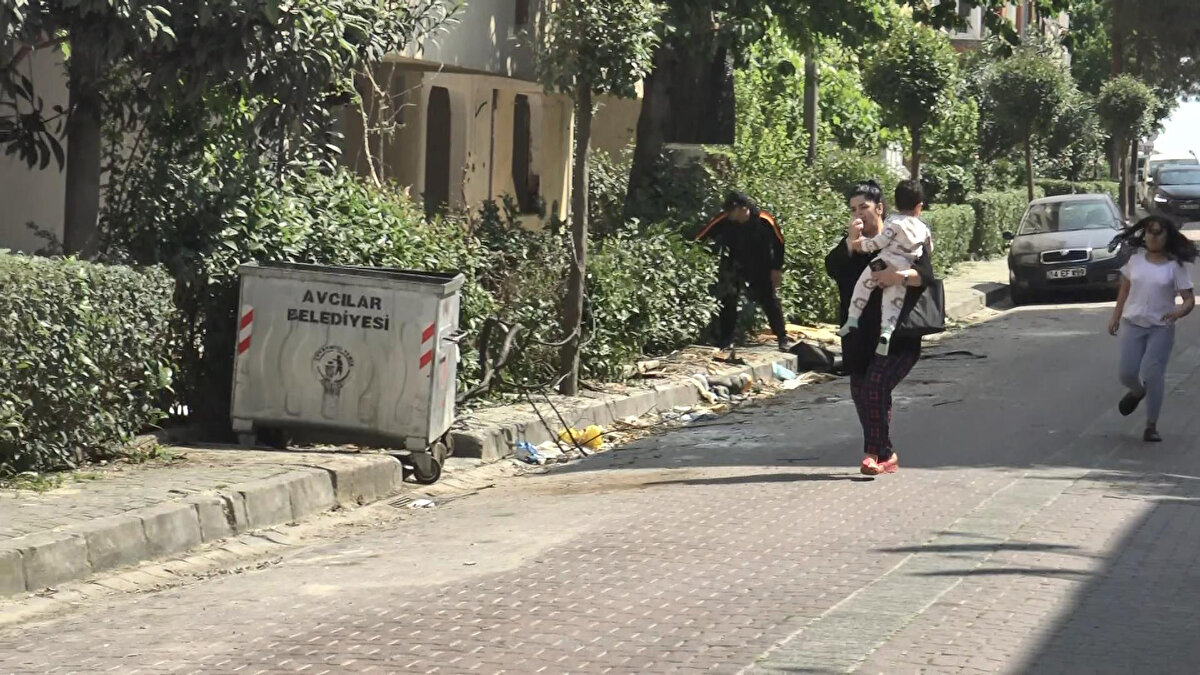 Yoldan geçen motosikletliler sokağın girişini kapatarak geçişleri önlemeye çalışırken, çevrede bulunanlar panik içerisinde kaçtı. 112 Acil Çağrı Merkezi'ne yapılan ihbar üzerine bölgeye polis ve itfaiye ekipleri sevk edildi.