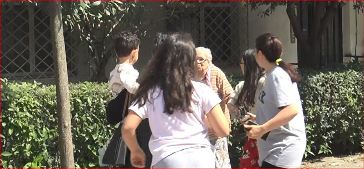 Mahalle sakinlerinden eski İGDAŞ çalışanı Tufan Acır, vanası çalınan doğalgaz borusuna müdahale etti. Acır'ın doğalgaz sızıntısını önlemesinin ardından olay yerine İGDAŞ ekipleri geldi. İtfaiye ve polis ekipleri çevrede önlem alırken, İGDAŞ ekipleri ise, sızıntıya sebep olan doğalgaz borusuna müdahale etti. <br>