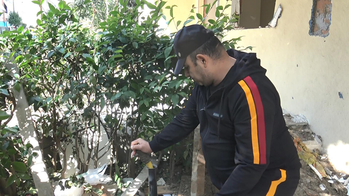 "AÇIK ALANDA ALEV ALMA İHTİMALİ VAR"<br>İGDAŞ'tan emekli olduğu öğrenilen Tufan Acır, "Binada inşaat yapılacak . Doğalgazın plastik borusunu herhalde hurdacılar kesmişler. Bundan dolayı gaz çıkışı oluşmuş. Ben de eski İGDAŞ çalışanıyım. Yeni emekli oldum. Ben de arkadaşları göreyim diye geldim Baktım gaz çıkışı var. Daha önceden müdahale ettiğimiz şekilde müdahale ettik arkadaşlar gelene kadar. Açık alanda alev alma ihtimali var." dedi. Yan binada oturan 85 yaşındaki Nursen Çakır ise, "Sese kalktım. Baktım ki kıyamet kopuyor. Bilemedim doğalgaz olduğunu. Kızım doğalgaz olduğunu söyledi" şeklinde konuştu.