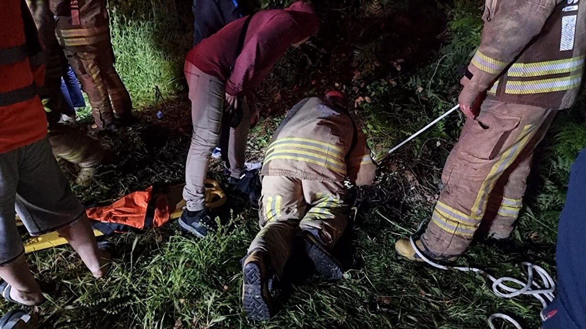 Yaklaşık bir saat süren çalışmaların ardından kuyuya düşen Mustafa Başak yaralı olarak kurtarıldı.