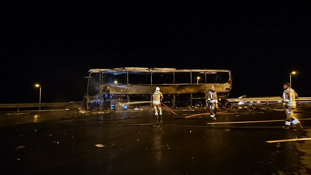 Sürücüsünün ismi öğrenilemeyen elyaf yüklü 38 YU 757 plakalı TIR, kontrolden çıkarak 33 AFC 777 plakalı şehirlerarası yolcu otobüsüne arkadan çarptı.