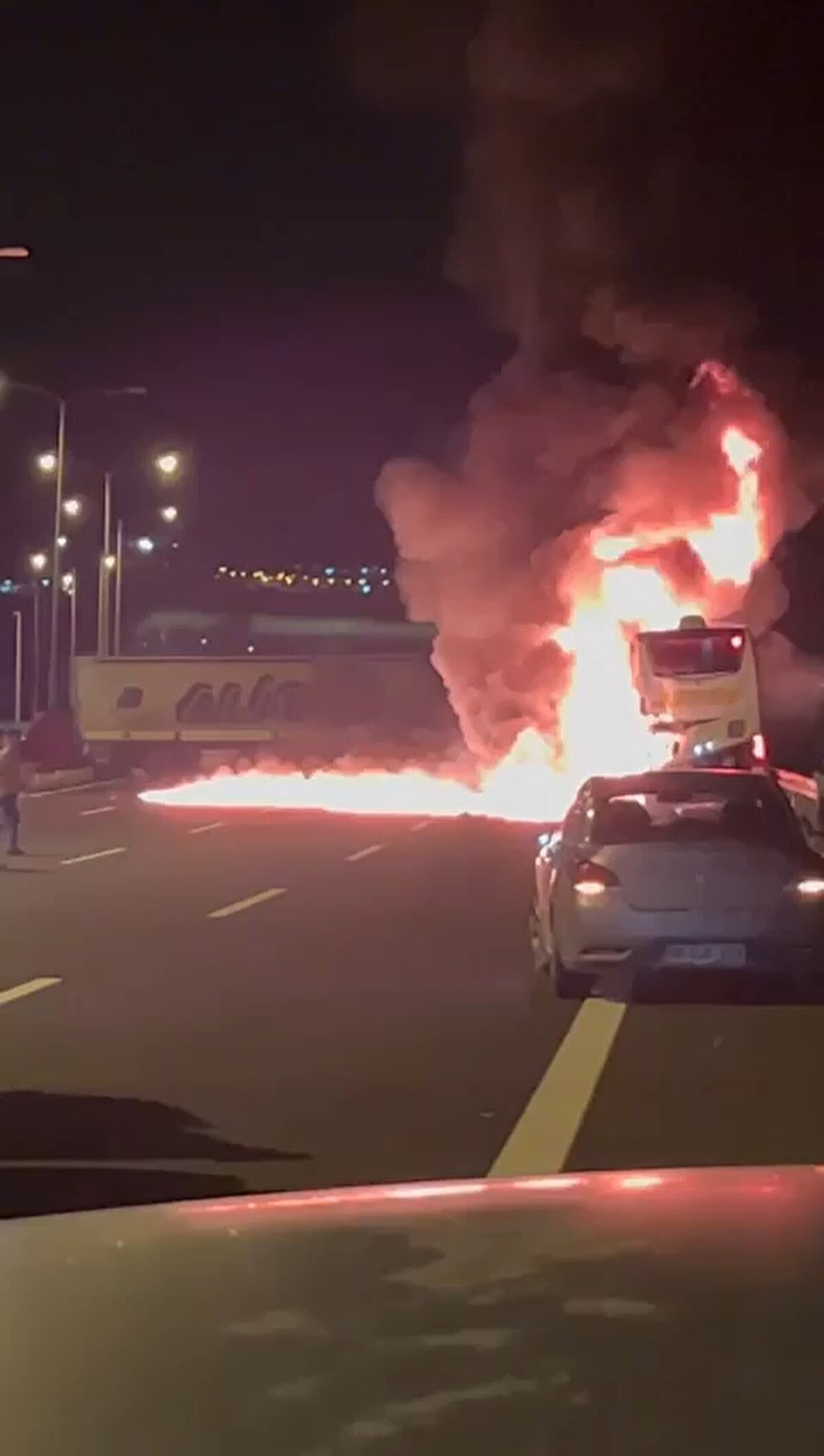 Kısa sürede alev topuna dönen otobüs itfaiye ekiplerince söndürülürken, yaralanan 25 yolcudan 5'i ise sağlık ekiplerince çevre hastanelere kaldırıldı.