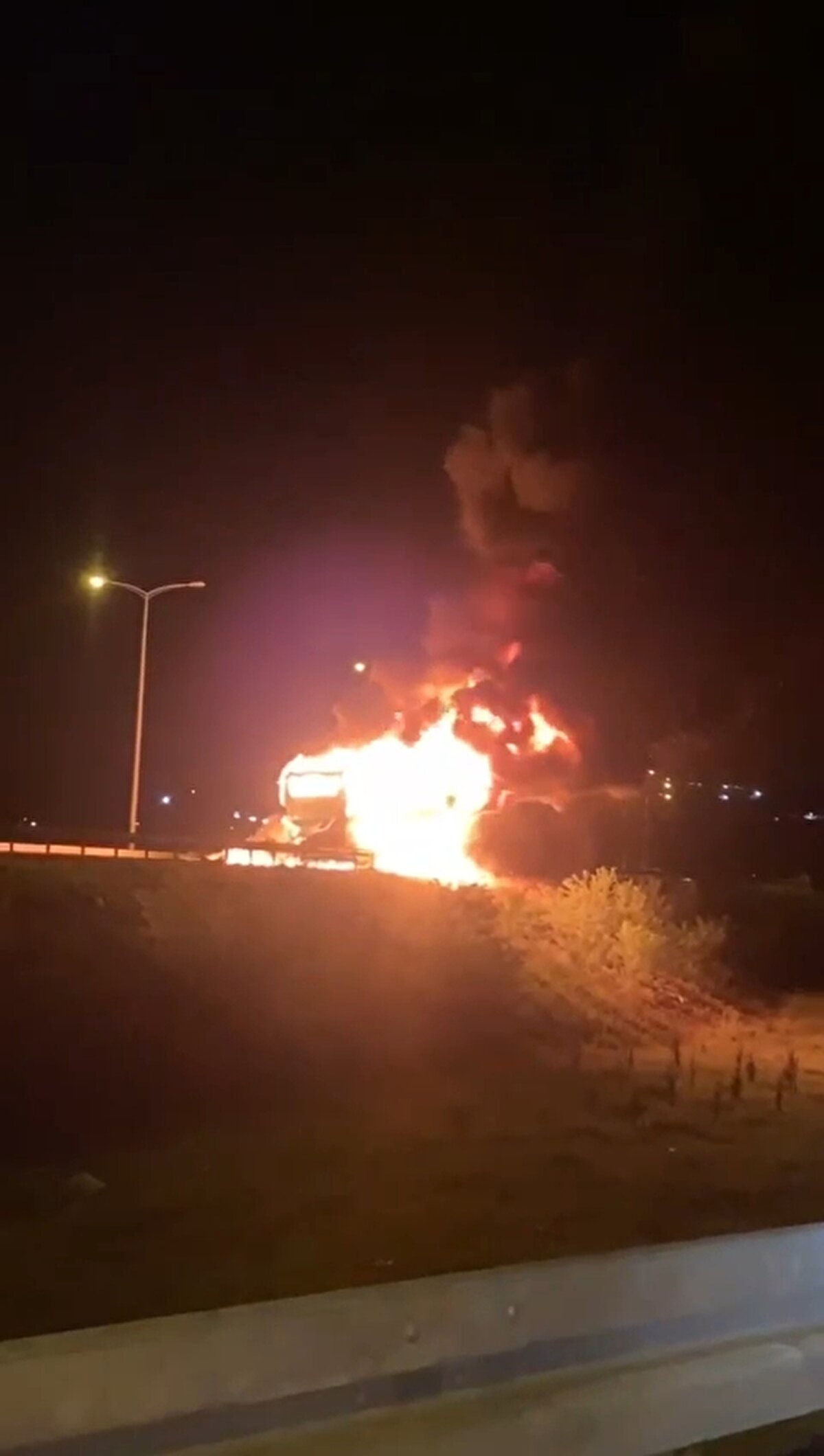 Öte yandan, çarpışma sonrası yolcu otobüsünün alev alev yanması da çevredekiler tarafından cep telefonu kamerasıyla kaydedildi. Kazayla ilgili başlatılan soruşturma sürdürülüyor.