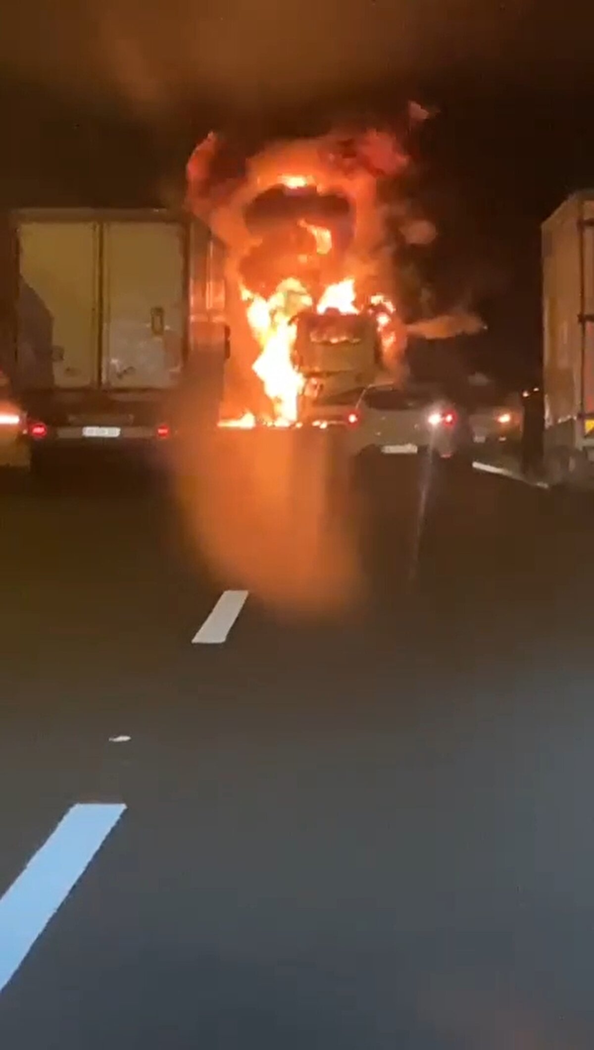 TIR sürücüsü şans eseri kazadan yara almazken, diğer yolcular ise firmaya ait başka bir otobüsle yollarına devam etti.