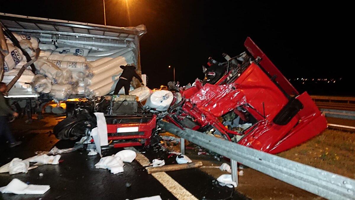 Çarpmanın şiddetiyle otobüs alev alırken, savrularak bariyerlere çarpan TIR'ın ise kupası koptu. 