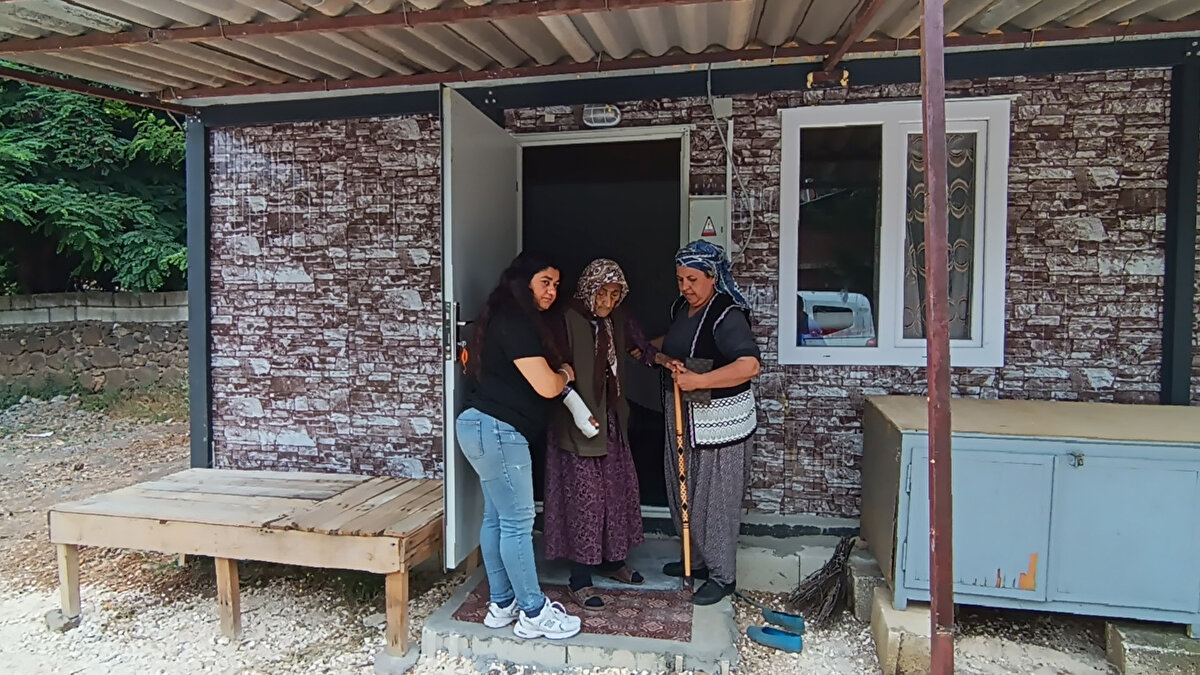 Türkbahçe Mahallesi'nde yaşayan 1910 doğumlu 6 çocuk, 38 torunu olan Fatma Tıraş, cumhuriyetin kuruluşundan bugüne kadar yapılan tüm seçimleri gördü. 