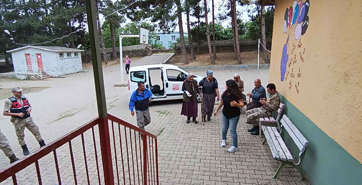  Bir süre önce düşme sonucu kolunda kırık oluşan Fatma Tıraş, 1134 nolu sandıkta kızının yardımıyla oyunu kullandıktan sonra jandarmaların yardımıyla konteynerine gitti. 