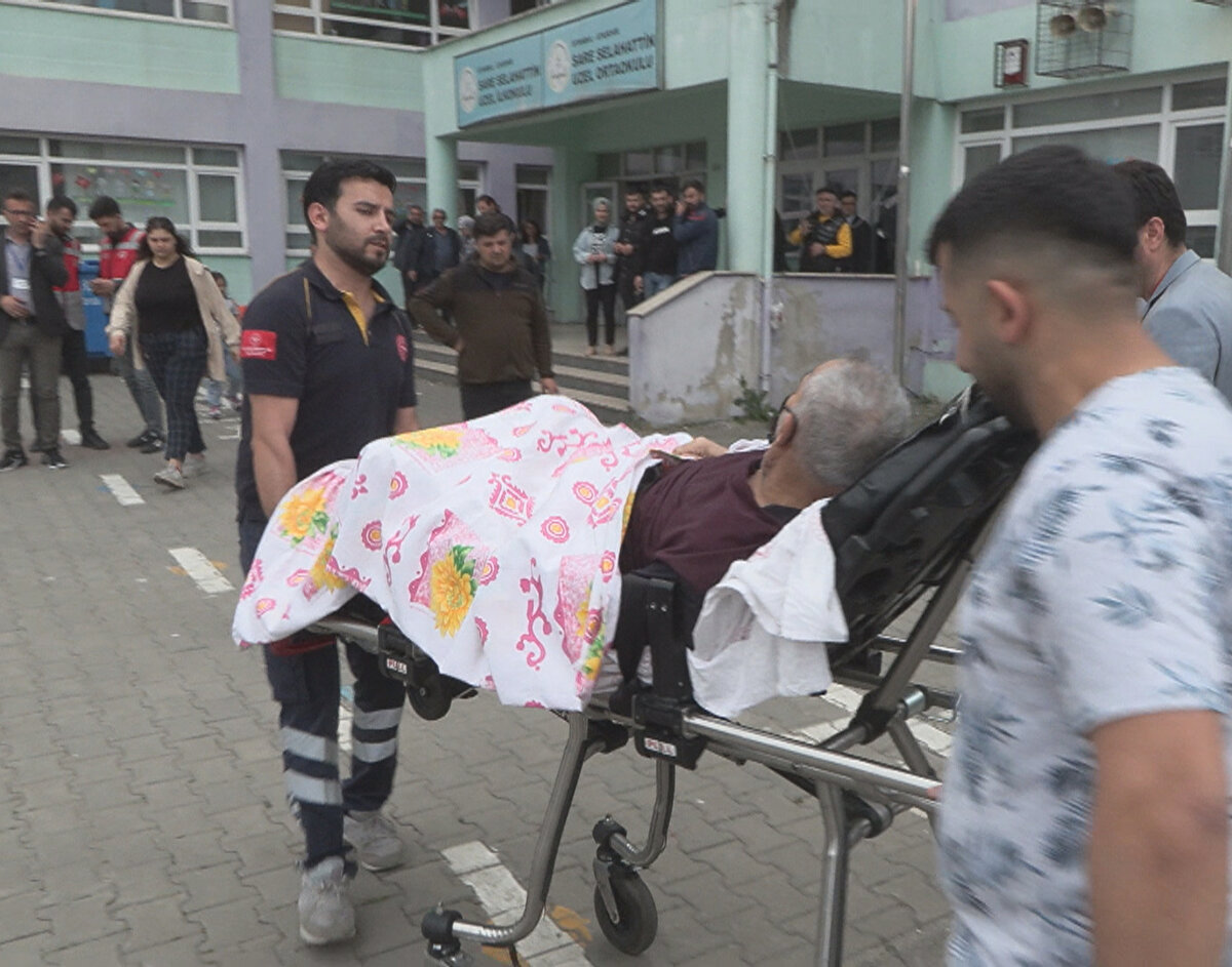 "GEÇEN SEÇİM OY KULLANAMADIM, SUÇLU HİSSETTİM"<br>İlk tur seçimlerde yoğun bakımdan yeni çıktığı için oy kullanmaya gidemediğini ve suçlu hissettiğini anlatan Şerif Karabulut, "Geçen seçimde kullanamadığım için kendimi suçlu hissettim. Herkes gibi oy kullanmak benim de bir görevim. Şimdiye kadar hiçbir seçimde oy kullanma hakkımı kaçırmıştım" diye konuştu. Oğlu Ömer Karabulut ise "Beyin kanaması geçirdi, 2,5 ay yoğun bakımda kaldı. Geçen seçimde yoğun bakımdan çıkalı 2 gün olmuştu. Oy kullanacağım diye tutturdu. Biz de ikametgahı burada olduğu için o sıra farklı yerdeydik, kaydettiremedik, başvuruda geç kaldık. Bu seçimde tekrar oy kullanacağım diye ısrar edince sabah ambulansı aradık ve sağ olsun sağlık ekipleri vesile oldular. Hayatında ilk defa bir seçimde oy kullanmayı kaçırdı çok üzüldü" diye konuştu.