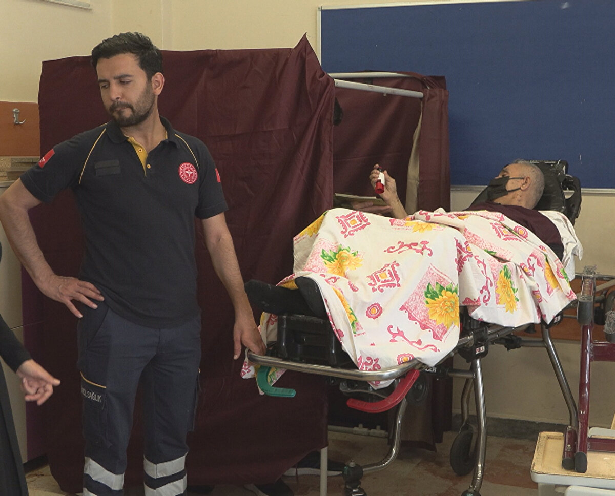 2023 Cumhurbaşkanlığı İkinci Tur Seçimlerinde oy kullanmak isteyen evde sağlık hastaları ile sağlık sorunları nedeniyle oy kullanmaya gidemeyecek durumda olan vatandaşlar için Türkiye genelinde evde sağlık ve 112 Acil Sağlık Hizmeti ekipleri, 28 Mayıs Pazar günü de seçim mesaisindeydi. 