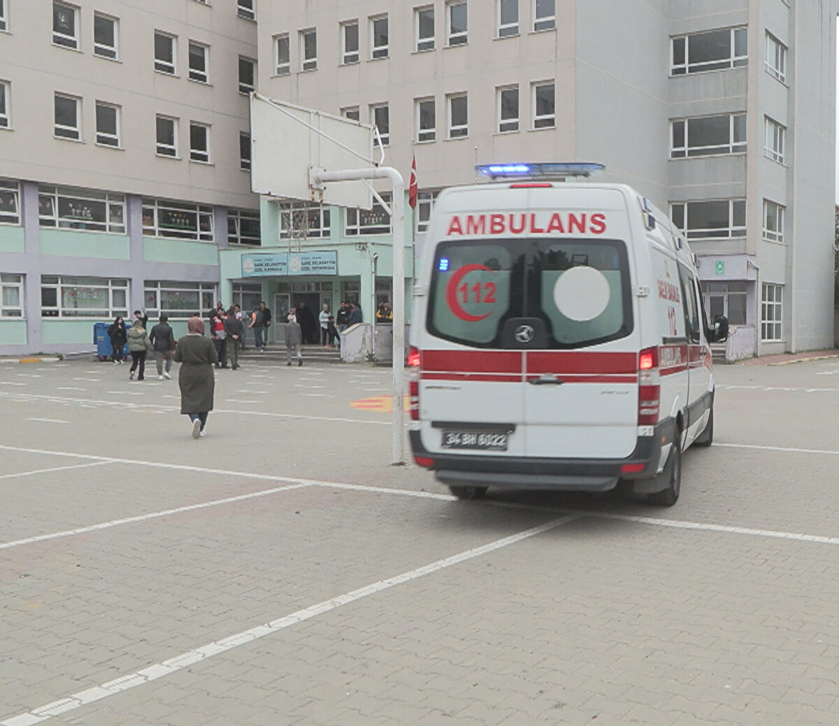 Bu oluşturduğumuz ekipler, tamamen seçim desteği amacıyla gün içerisinde bu işi yapıyor. Hastaneler de kendi bünyelerinde tesis edilen ambulanslarla planlamalarını yapıyor ama gün içerisinde ihtiyaç doğduğunda biz yine kendilerine destek olabiliyoruz. Kişi yeni ameliyat olmuş olabilir, akut gelişmiş yeni bir durum ortaya çıkmış olabilir, yürümesine engel bir durumu vardır ya da kronik yatağa bağımlı, bilinci açık oy kullanmak isteyen kişiler olabilir. Biz bunların tamamına destek vermek için mesai yapıyoruz. Ekiplerimiz bir paramedik ve bir sürücümüzden oluşuyor. Seçim destek ekiplerimiz görevli ambulans olduklarını belirten ibarelerle beraber bugün trafikte olacaklar" dedi.