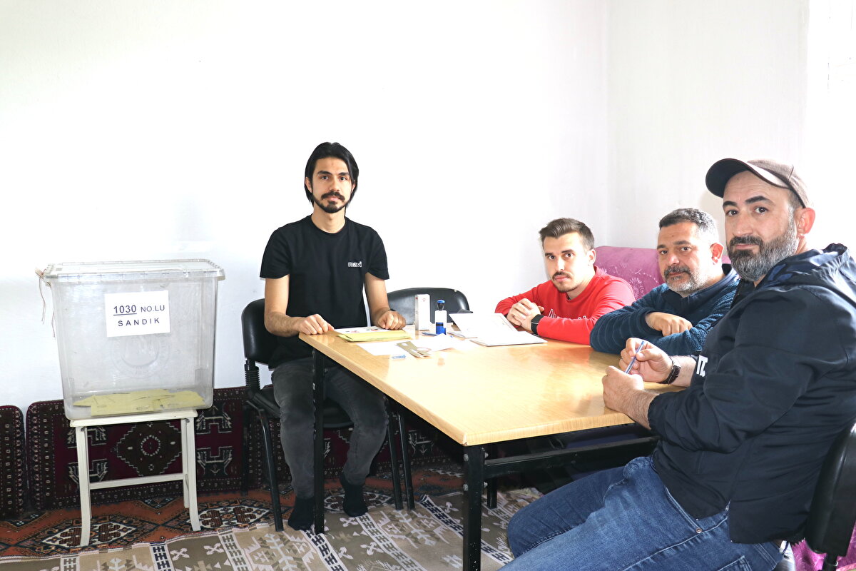 <br>Köy muhtarı Mehmet Atmaca, AA muhabirine, seçimlerin vatana ve millete "hayırlı olması" dileğinde bulundu.<br>