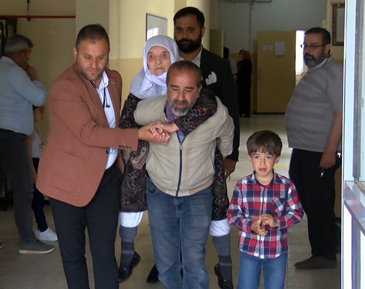 Burada otomobile bindirilen Dilber Tunç, oy kullanacağı İlyas Sami İlkokulu'na götürüldü. 