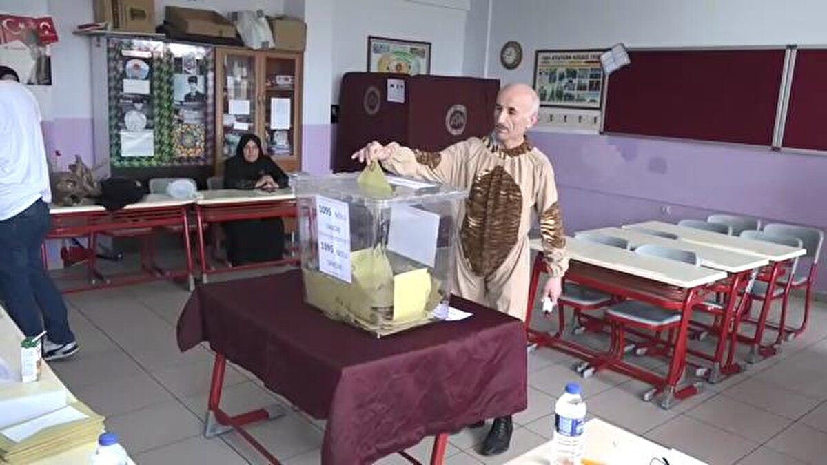 Siyasilerin kırıcı sözlerden sakınması gerektiğini ifade etmek ve farkındalık oluşturmak için böyle bir kostümle oy kullanmaya geldiğini belirten Keskin, siyaset için kavga dövüş yapılmaması gerektiğini söyledi.