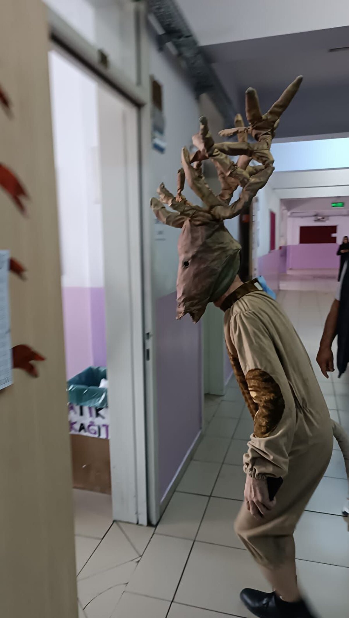 Kostümü nedeniyle, okul bahçesindeki vatandaşların ve çocukların ilgisini çeken Keskin, uzun süre güvenlik gerekçesi ile içeri alınmadı.