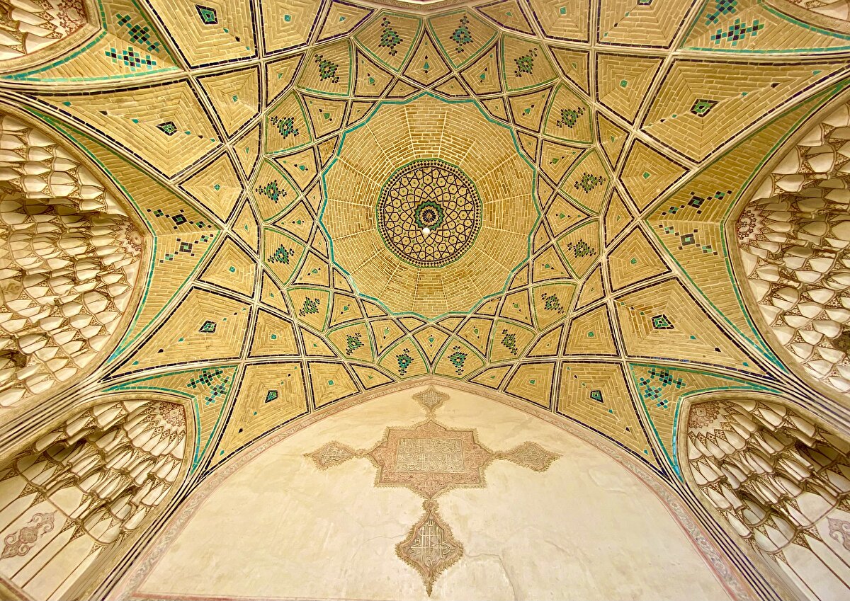 Caminin kiremitlerle örülmüş iki minaresi ve sekizgen podyumu taçlandıran 18 metre yüksekliğindeki çift katlı tuğla kubbesi, Kaşan'ın en yüksek yapıları arasındadır ve ince tuğla işçiliği, zarif Kur’ân ayetleri ve kaligrafilerle dekore edilmiştir. Ağa Bozorg Camii, iç ve dış süslemeleriyle bir yandan sade bir yandan da görkemli detaylarıyla iki asrı aşkın bir süredir çöl şehrinin ortasında yükselmeye devam etmektedir.