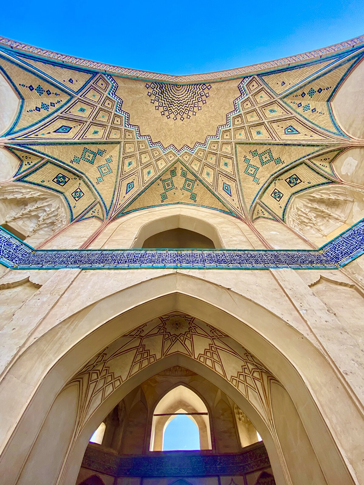 Ağa Bozorg Camii, bizzat Şah tarafından kendisine verilen Ağa Bozorg (büyük efendi) ünvanıyla tanınan II. Molla Mehdi Neraki tarafından düzenlenen dualar, vaazlar ve derslere ev sahipliği yapması için inşa ettirilmiştir. Caminin inşasına 1834 yılında Kaçar Hükümdarı Muhammed Şah döneminde başlanmış, Nasıreddîn Şah döneminde (1848-1895) ise tamamlanmıştır.