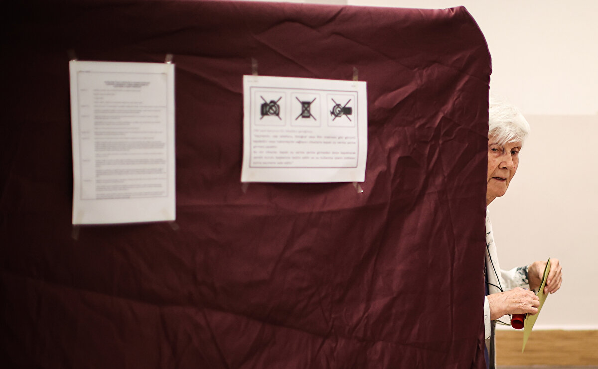 <br>Cep telefonu, fotoğraf veya film makinesi gibi görüntü kaydedici veya haberleşme sağlayıcı cihazlarla oy verme yerine girilmesi yasak olacak. Bu tür cihazlar, oy verme işlemi bittikten sonra iade edilmek üzere sandık kuruluna bırakılacak.<br>