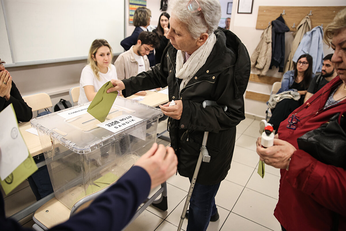 Oy verme işlemleri, saat 17.00'de sona erecek. Ancak saat 17.00'ye geldiği halde, sandık başında oylarını vermek üzere bekleyen seçmenler, başkan tarafından sayıldıktan sonra sırayla oylarını kullanacak.Seçmenler, üzerinde Türkiye Cumhuriyeti Kimlik Numarası bulunan, kimliği tereddütsüz ortaya koyan, resimli, resmi nitelikteki belgelerden biriyle oy kullanabilecek.<br><br><br>