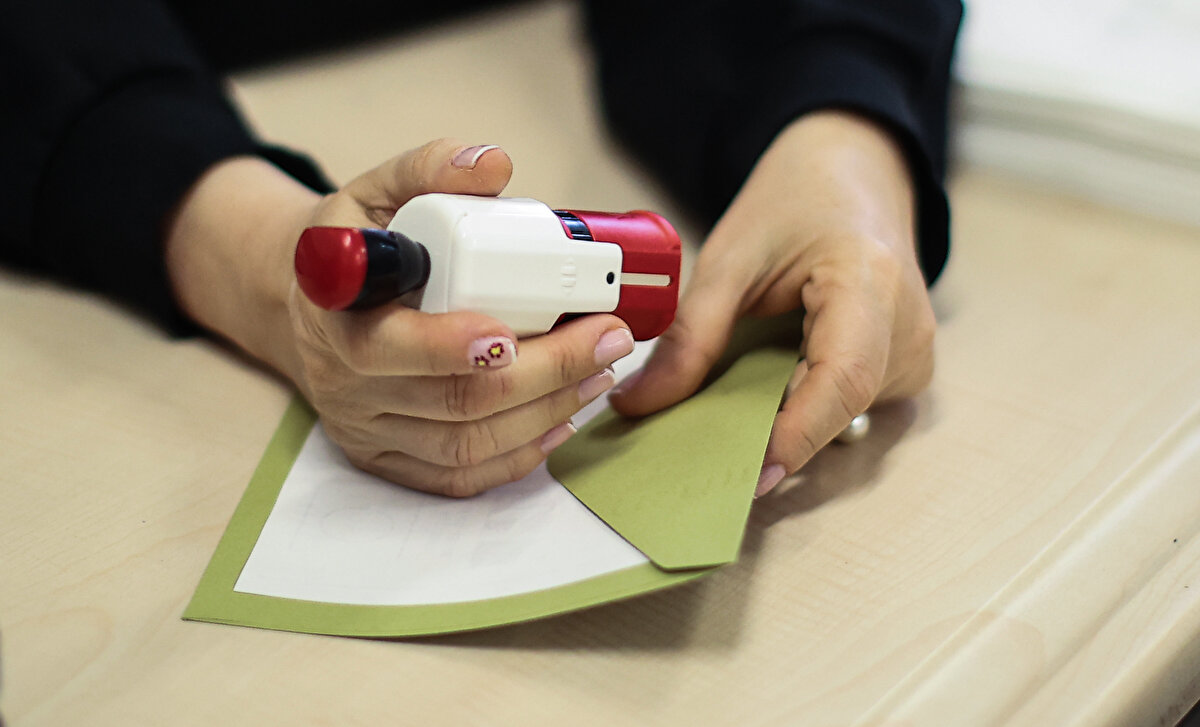 Seçmenin nerede oy kullanacağını gösteren seçmen bilgi kağıdının getirilmesi zorunlu olmayacak. Seçmen bilgi kağıdı kendisine ulaşmayanlar, nerede, hangi sandıkta oy kullanacağını Yüksek Seçim Kurulunun (YSK) internet sitesinden öğrenebilecek.<br><br>