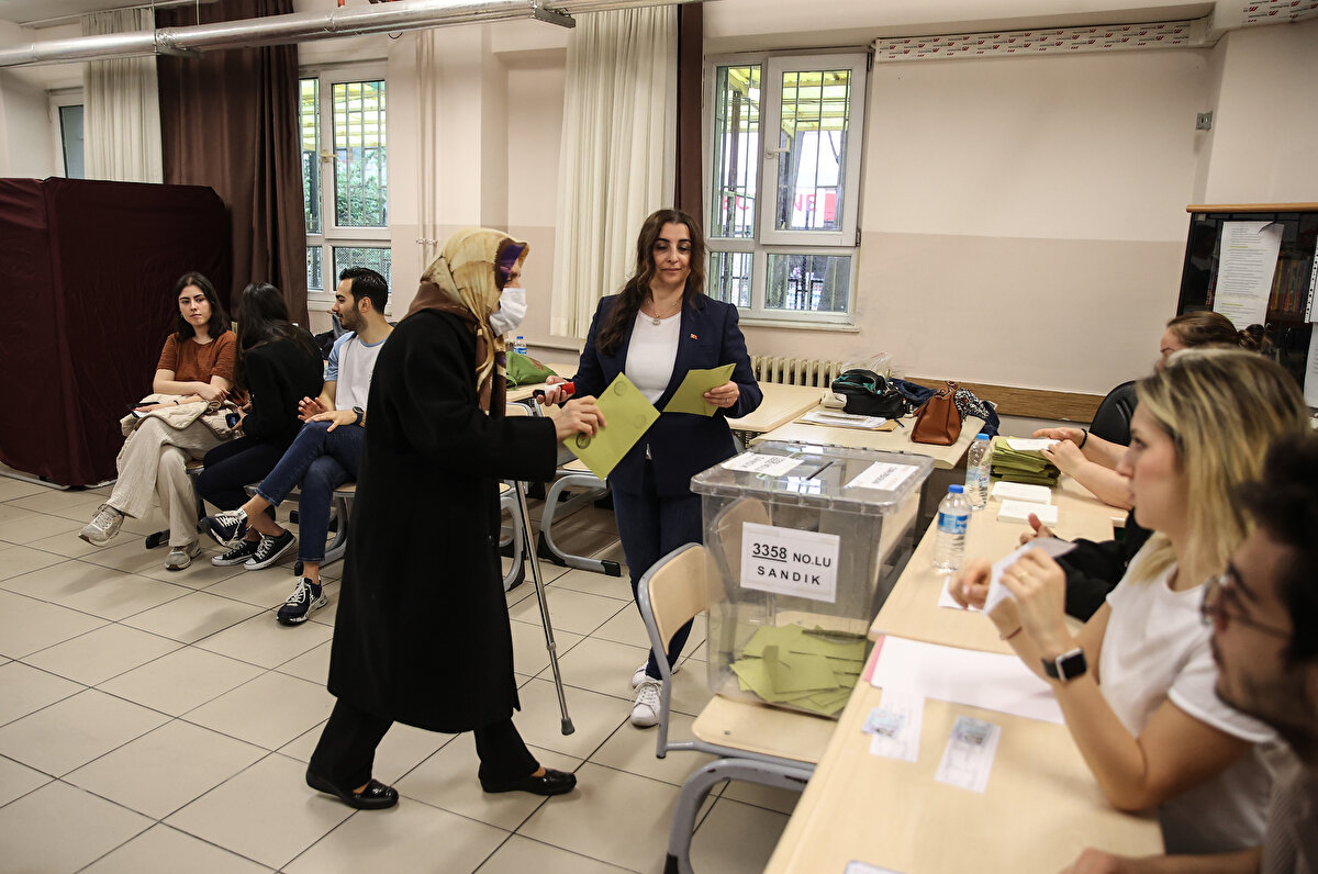 Sandık başında görevli partili kurul üyeleri, adaylar ve gözlemciler (müşahitler), rozet, amblem veya partisini belirtir herhangi bir işaret taşıyamayacak.<br><br>