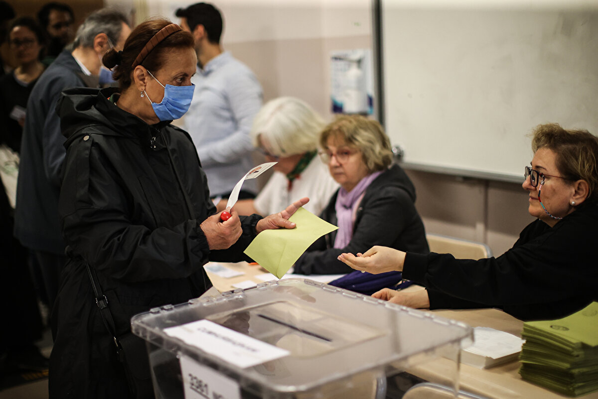 Seçmen, oy pusulasındaki cumhurbaşkanı adaylarından Recep Tayyip Erdoğan veya Kemal Kılıçdaroğlu'nu tercih ettikten sonra oy pusulasını zarfa koyarak sandığa atacak.<br><br><br>