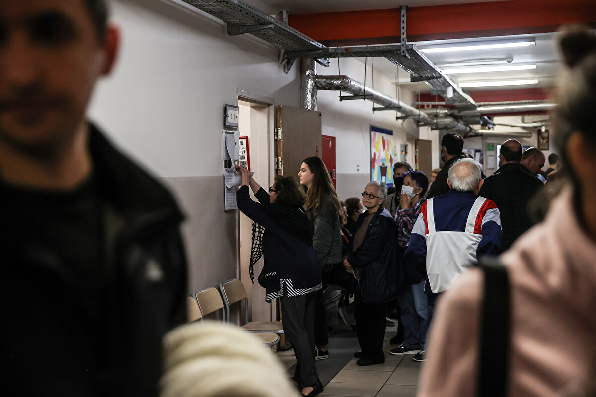 İstanbul'un "doğu kapısı" Tuzla ile "batı kapısı" Silivri'de de oy verme işlemi yoğun katılımla devam ediyor<br>İstanbul'daki seçmenler, kayıtlı oldukları okullara gelmeyi sürdürüyor.<br><br>Türkiye, 5 yıl boyunca görev yapacak cumhurbaşkanını seçmek için ikinci kez sandık başına gidiyor.<br><br>Ülke genelindeki seçmelerin büyük bölümünün bulunduğu megakentte de oy verme işleminin başladığı saatten itibaren vatandaşlar, demokratik haklarını kullanmak için kayıtlı oldukları okullara geliyor.