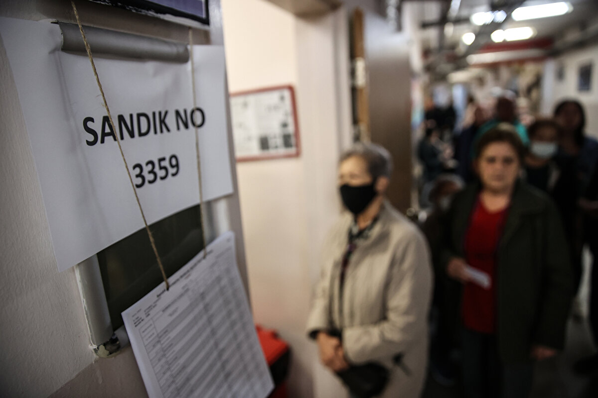 Oy verme yerleri<br>Kapalı oy verme yerleri, oyların gizliliğini ve seçmenlerin oylarını tam bir serbestlik içinde vermelerini sağlayacak, dışarıdan içerisinin gözetlenmesine imkan bırakmayacak şekilde olacak.