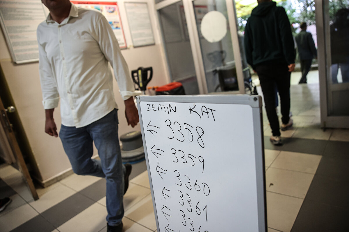 Sandık kurulu başkan ve üyeleri, göreve başlamadan önce sandık başında bulunanlar önünde ant içecek ve sandığın boş olduğunu kontrol edecek.<br><br>Sandık alanında düzeni, sandık kurulu başkanı sağlayacak. Başkan, düzeni bozmaya yeltenenleri uyaracak, uyarıyı dinlemeyenleri sandık alanı dışına çıkarabilecek.