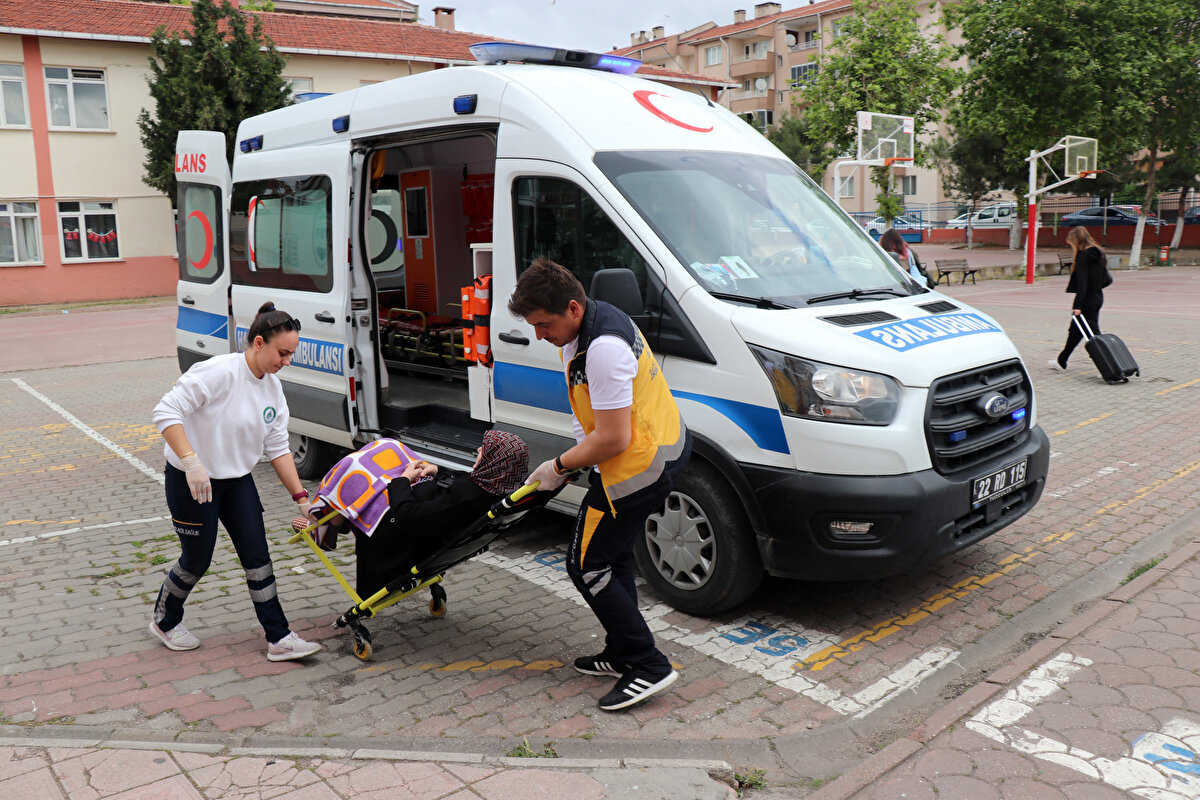 'AMBULANS OLMASAYDI OY KULLANMAYA GELEMEZDİM'<br>Tekerlekli sandalye ile oy kullanmaya gelen Kirişçiler "Oyumu kullandığım için memnunum. Allah hayırlısını versin inşallah. Memleketimiz için en iyisini diliyorum. Sağ olsun sağlık ekipleri getirdi buraya, onlara da çok teşekkür ediyorum. Eğer ambulans olmasaydı oy kullanmaya gelemezdim. Beni zorlayan da olmadı, kendim oy kullanmak istedim" dedi. 