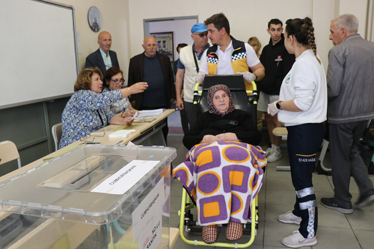 . Kirişçiler, Kırkpınar Ağası Alper Yazoğlu Ortaokulu'nda 1096 numaralı sandıkta oyunu kullandı. 