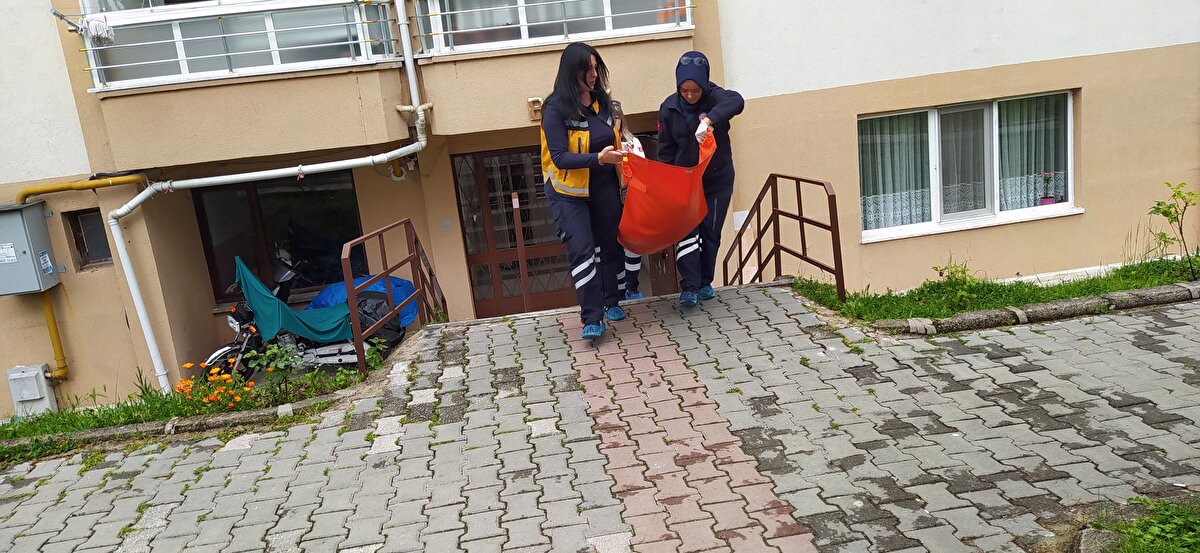 Ekipler, 54 hizmet aracı ve 17 ambulans ile seçmenleri okullara taşımaya başladı.