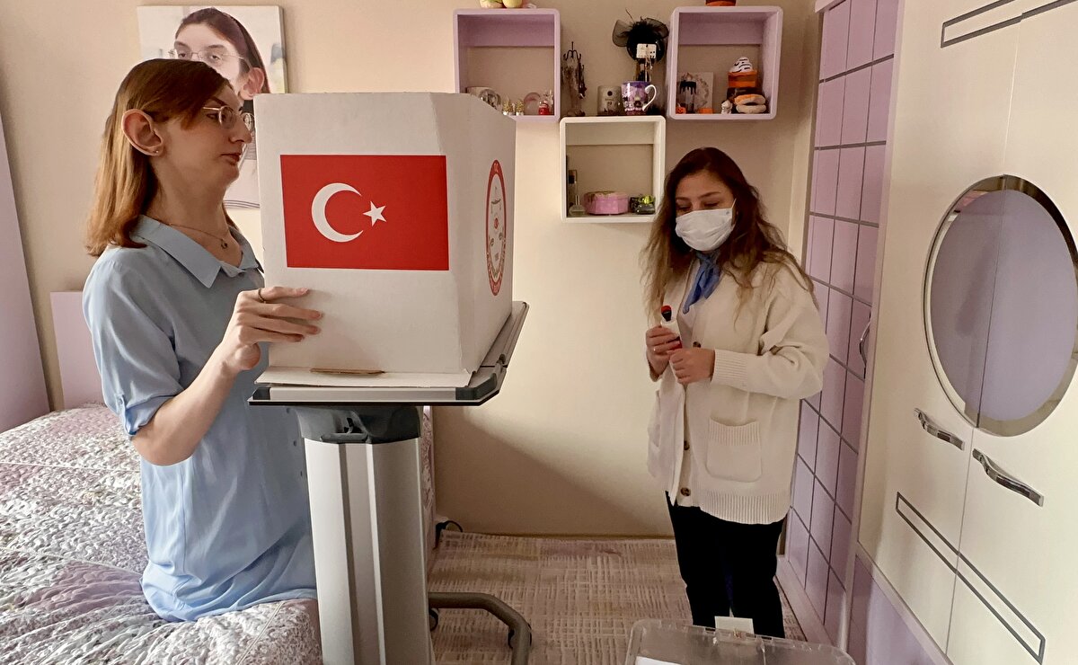 Görevlilerin bilgilendirmesinin ardından oyunu kullanan Gelgi, gazetecilere yaptığı açıklamada, seçimin ülke için hayırlı olmasını temenni ederek, evine kadar gelen sandık görevlilerine teşekkür etti.