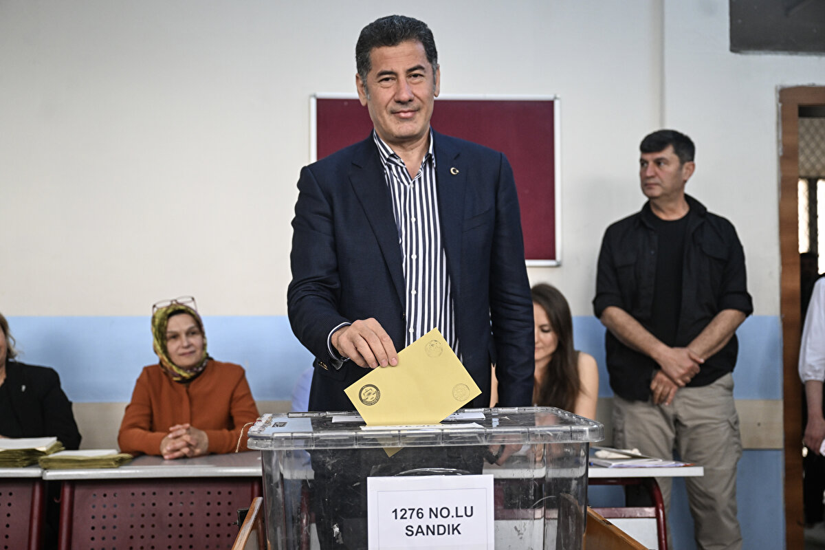 SİNAN OĞAN ANKARA'DA KULLANDI<br><br>Cumhurbaşkanı Seçimi birinci turunda ATA İttifakı'nın adayı olan Sinan Oğan, ikinci turda oyunu Ankara'da kullandı. Oğan, "Bu seçimin ülkemizde istikrarı getireceğini, ülkemizin ve milletimizin hayrına olacağını ve inşallah bunda da bizim katkımız olacağını ümit ediyorum" dedi.<br>