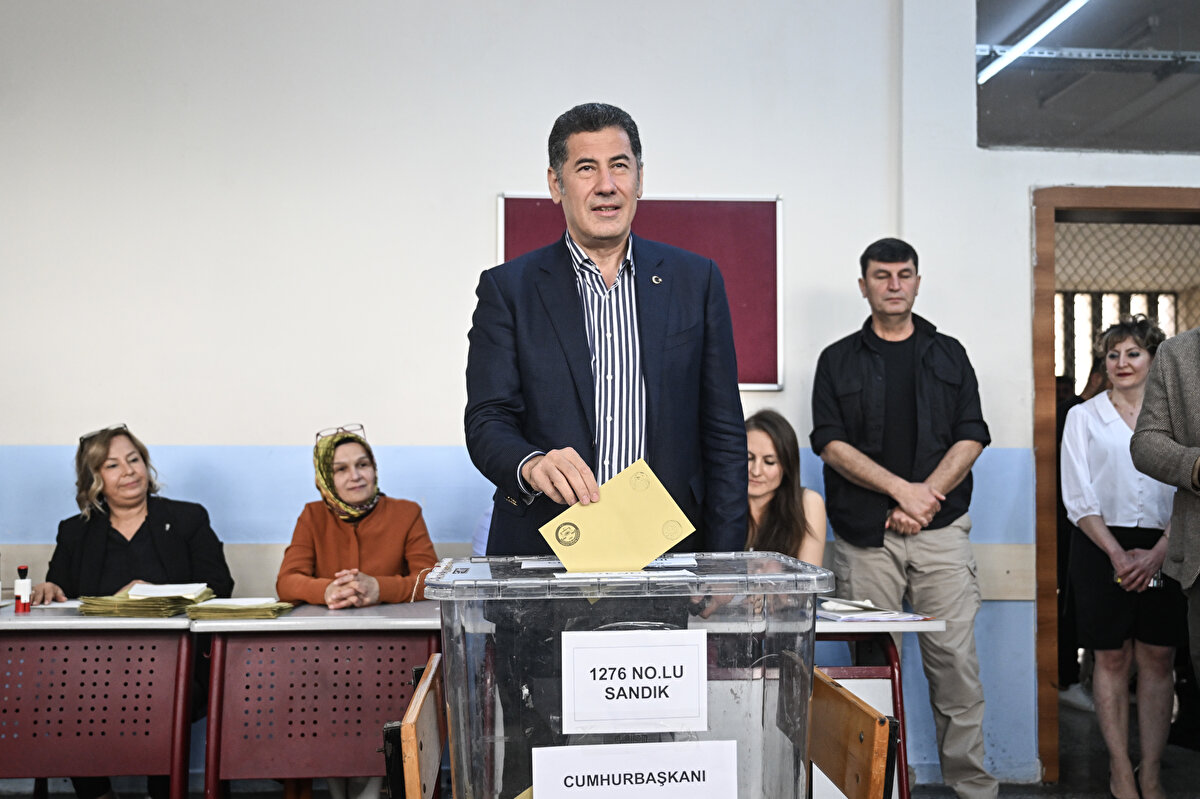 Cumhurbaşkanı Seçimi ikinci oylamada Cumhur İttifakı'nı destekleme kararı alan Sinan Oğan, Çankaya ilçesindeki Kocatepe Mimar Kemal Anadolu Lisesi'nde 1276 numaralı sandıkta oy kullandı. Oğan, heyecanlı olduğunu belirterek, "Seçim, ülkemize, milletimize hayırlı uğurlu olsun inşallah. Bu seçimin ülkemizde istikrarı getireceğini, ülkemizin ve milletimizin hayrına olacağını ve inşallah bunda da bizim katkımız olacağını ümit ediyorum. Bu seçim bize, insanları linç etmenin ne kadar yanlış olduğunu, insanların demokratik haklarını, bir mahalle baskısı kurarak elinden almanın hangi sonuçlar doğuracağını göstermesi açısından son derece önemlidir. Bir kez daha burada Sayın Meral Akşener'e yapılan linç kampanyasını kınadığımı, Sayın Muharrem İnce'ye yapılan ve Sayın Muharrem İnce'nin seçimden çekilmesine vesile olan linç kampanyasını kınadığımı, 'farklı tercihte bulundu' diye depremzedeleri dahil linçlemeye cüret edenleri kınadığımı ve bize dönük, aileme dönük yapılan her türlü linçleme kampanyasını kınadığımı ifade etmek istiyorum. Bu seçim sanırım diğer seçimlerden farklı olarak bu linç kültürünün demokrasimiz için ne kadar tehlikeli olduğunun görülmesi açısından da diğer seçimlerden farklı olacaktır" diye konuştu.