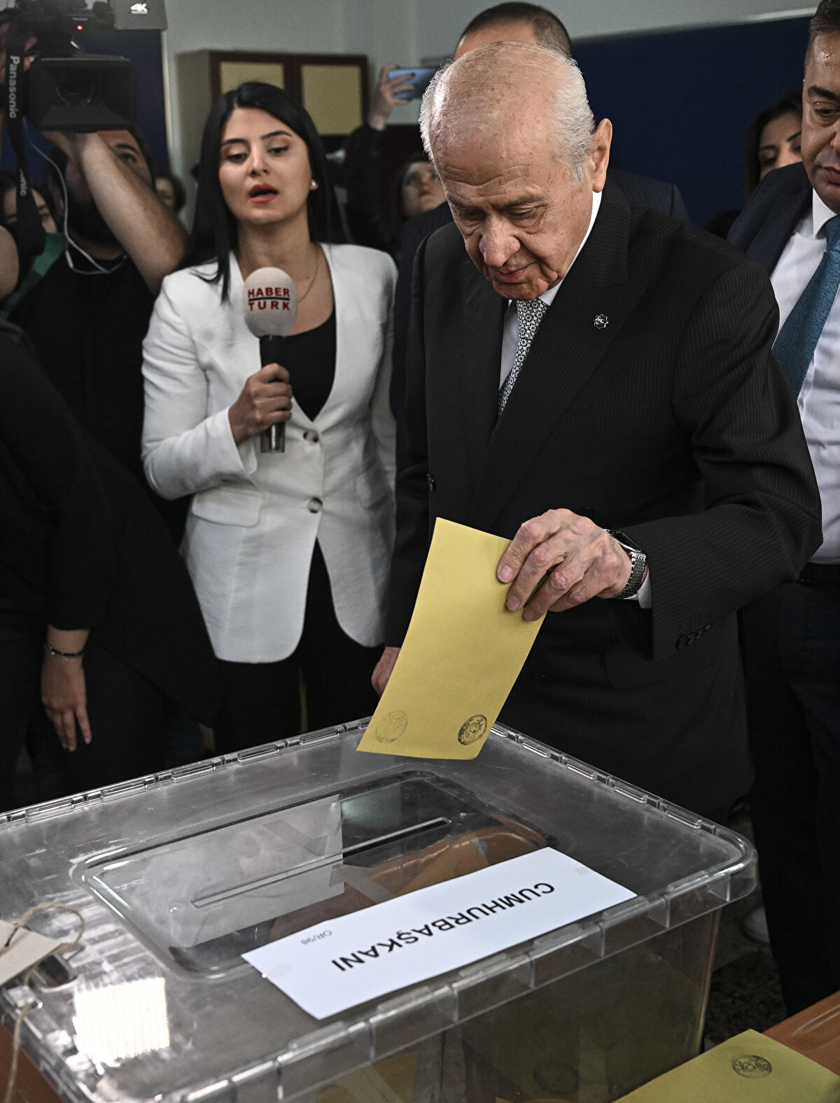 BAHÇELİ OYUNU ANKARA'DA KULLANDI<br><br>MHP Genel Başkanı Devlet Bahçeli, Ankara'da Anıttepe İlkokulu'nda oyunu kullandı. Oyunu kullanan Bahçeli, sonrasında kameraların karşısına geçerek "Türk milleti olgunluk içerisinde bir seçim dönemi yaşamıştır. Milletimize hayırlı uğurlu olmasını Cenab-ı Allah’tan niyaz ediyorum" dedi.