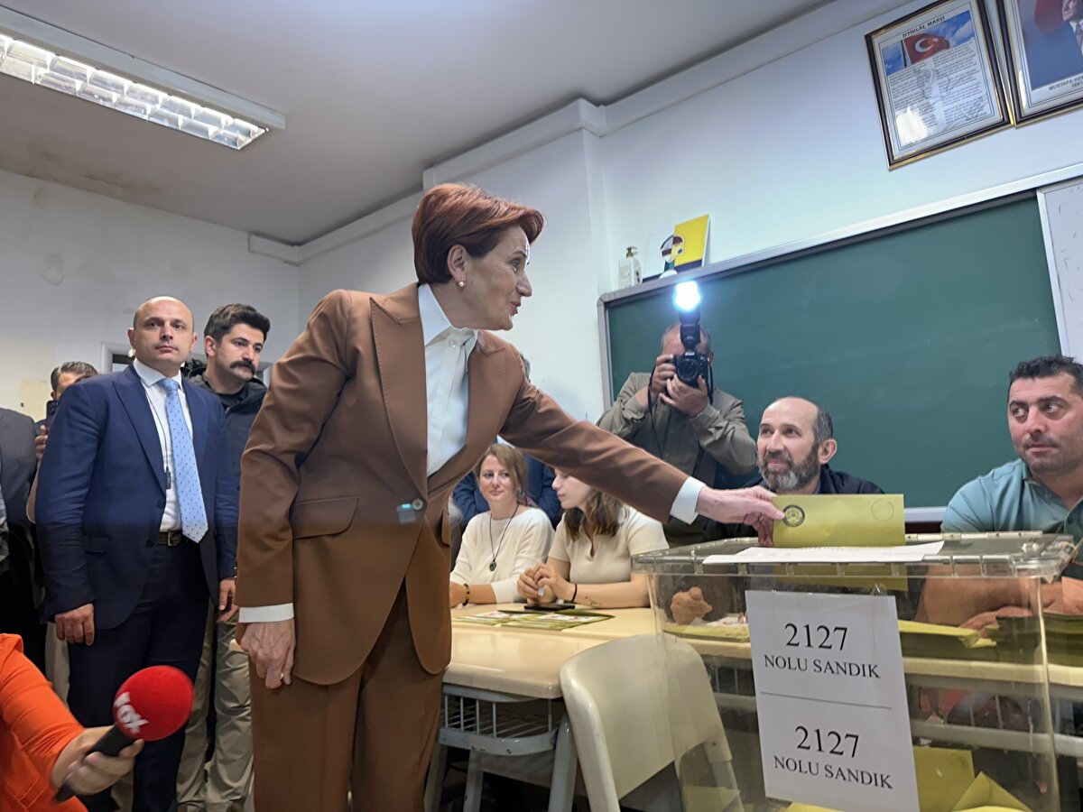 MERAL AKŞENER OYUNU İSTANBUL'DA KULLANDI<br><br>İYİ Parti Genel Başkanı Meral Akşener, Cumhurbaşkanlığı 2. tur seçimi için Üsküdar Beylerbeyi'ndeki Hacı Sabancı Anadolu Lisesi’nde oyunu kullandı. Akşener, saat 10.00 sıralarında 2127 numaralı sandıkta oyunu kullandı. Akşener oyunu sandığa atarken, “Hayırlı olsun“ dedi. Okul çıkışında Meral Akşener açıklama yaptı.<br><br>Akşener, “Oylarımızı kullandık çok önemli bir seçimin ikinci safhasında. Hepiniz için, hepimiz için önemli. Özellikle gençlerin geleceği açısından çok önemli bir seçimin bu safhasında oylarımızı kullandık. İnşallah ülkemize, milletimize hayırlı olur. Hayırlara vesile olur. Allah inşallah gönlümüzdekini nasip eder" dedi. Akşener, seçim sürecini Ankara’da takip edeceğini söyledi.<br><br><br>