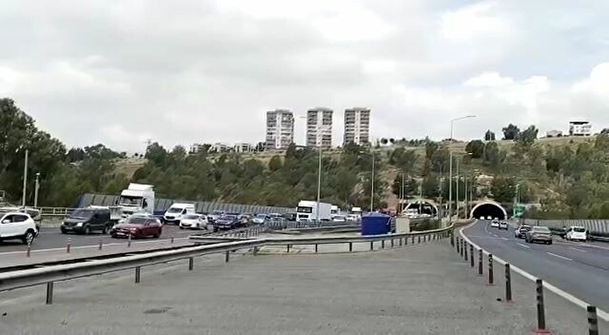 İhbar üzerine gelen itfaiye ekipleri alevlere müdahale ediyor.<br><br>