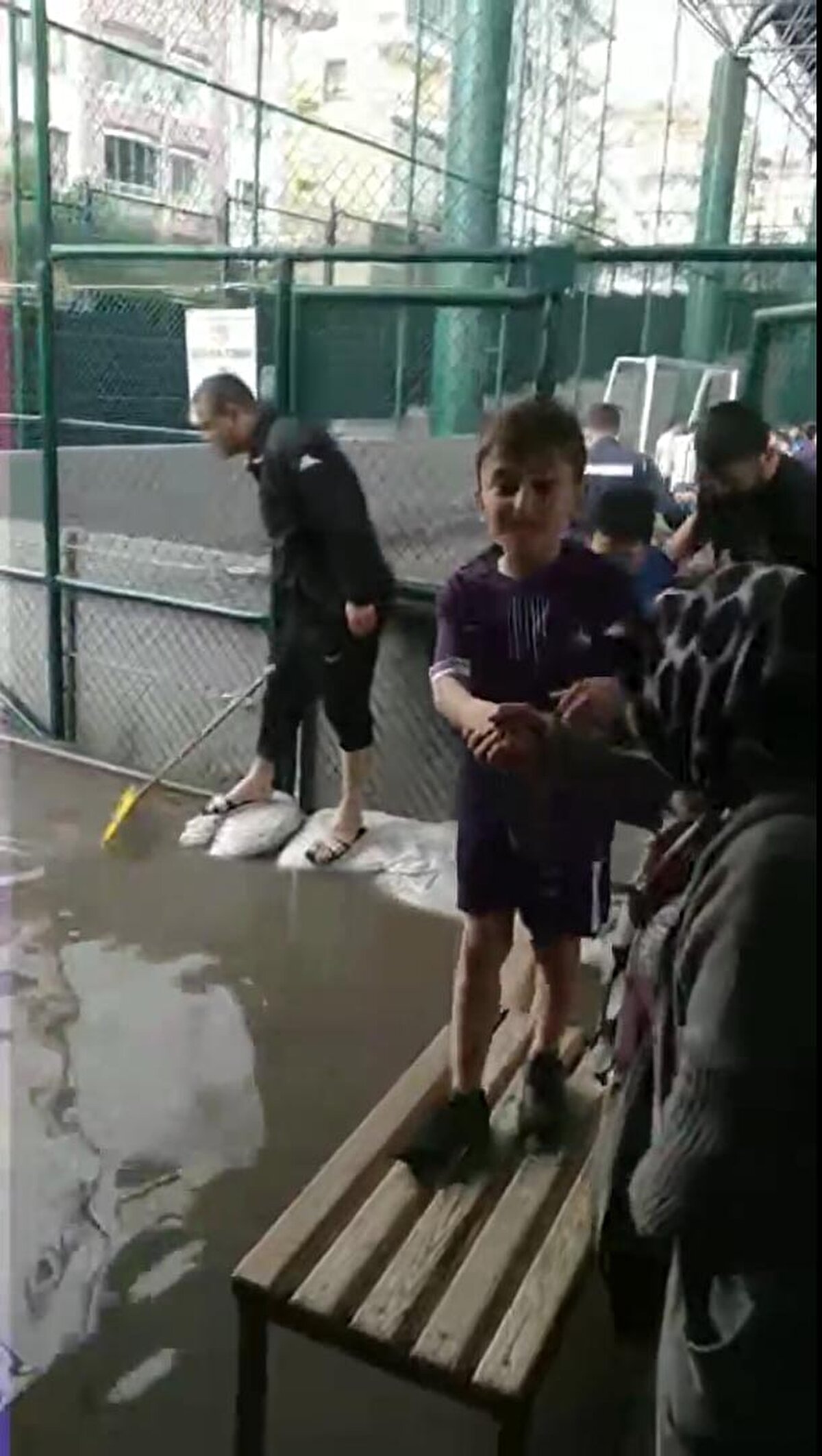 Sürücü, belediye ekipleri tarafından kurtarıldı. Yağış nedeniyle mahalle arasında bulunan halı sahayı da su bastı. Bu sırada halı sahada futbol oynayan çocuklar, mahsur kaldı.