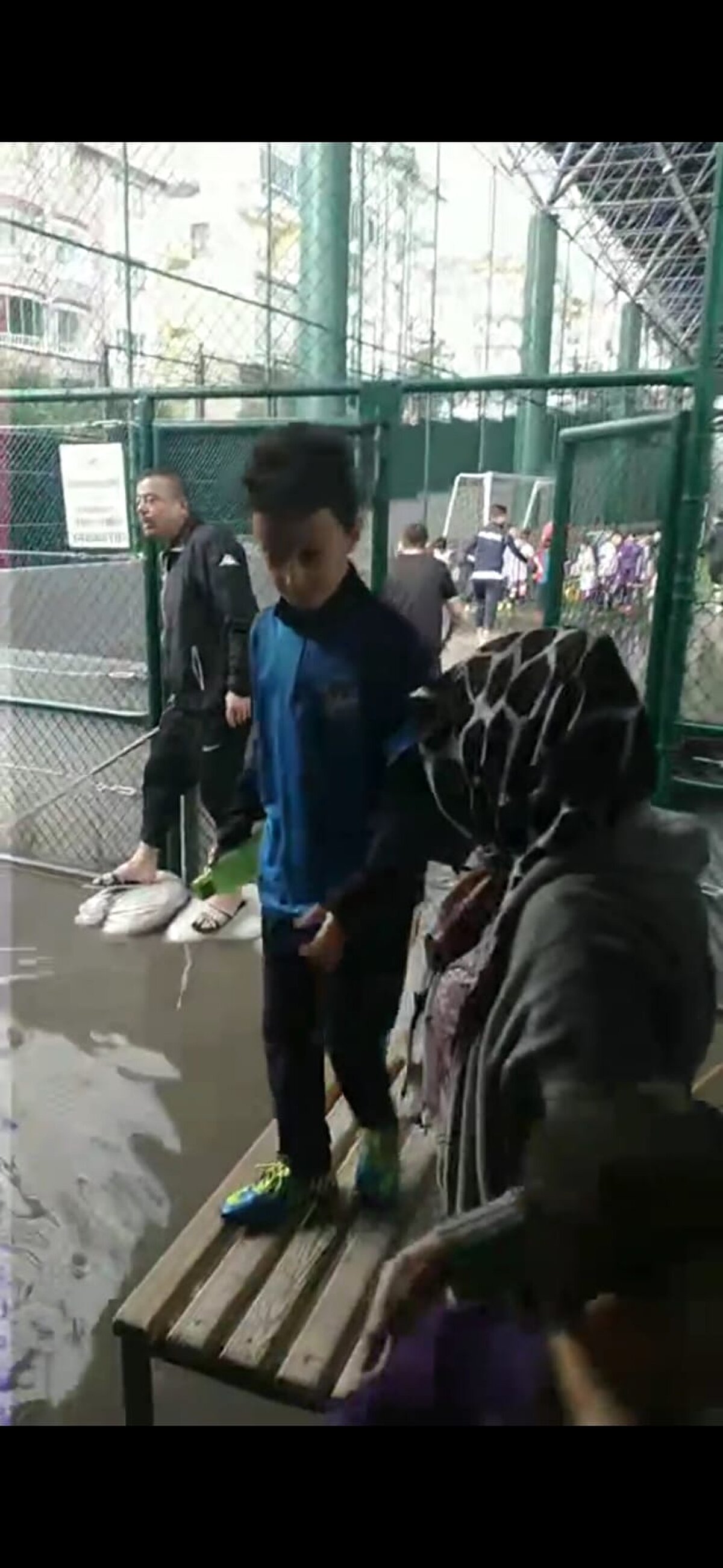 Altınok, sel sularının tahliye edilmesinin Ankara Büyükşehir Belediyesi'nin sorumluluğunda olduğunu belirterek, "Ankara Büyükşehir Belediyesi görevini yapmıyor. Izgara ve mazgalları periyodik şekilde 3-4 ayda ve her yağmur yağdıktan sonra temizlemezseniz Ankara'da yine insanlarımız ölecek, canlar gidecek. Acilen Ankara Büyükşehir Belediyesi ve Ankara Su ve Kanalizasyon İdaresi'nin üzerine düşen görevleri yapması lazım. Böyle bir manzara yok" dedi.