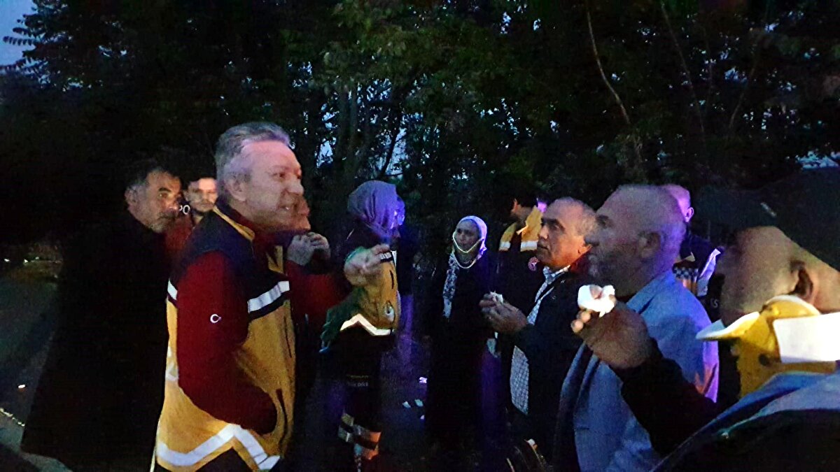 Kaza nedeniyle TEM'in İstanbul yönünde ulaşım, bir süre çift şeritli olarak kontrollü sağlandı. Kaza yapan araçların olay yerinden kaldırılması ve temizlik çalışmasının ardından trafik akışı normale döndü. <br>Yaralı yolculardan Ertuğrul Ekiz (47), İstanbul Bağcılar'dan Cumhurbaşkanlığı 2'nci tur Seçiminde oy kullanmak için ikamet adresleri olan Ordu'ya gittiklerini, dönüş yolunda mola verdikten sonra sürücünün değiştiğini ve bir süre sonra otobüsün TIR'a arkadan çarptığını söyledi.<br>TIR sürücüsü Evren Bulut ise "Yolda gittiğim sırada bir ses duydum, yavaşladım. O sırada arkadan otobüsün çarptığını fark ettim. Emniyet şeridine çekip durdum." dedi.<br>Kaza ile ilgili inceleme başlatıldı.