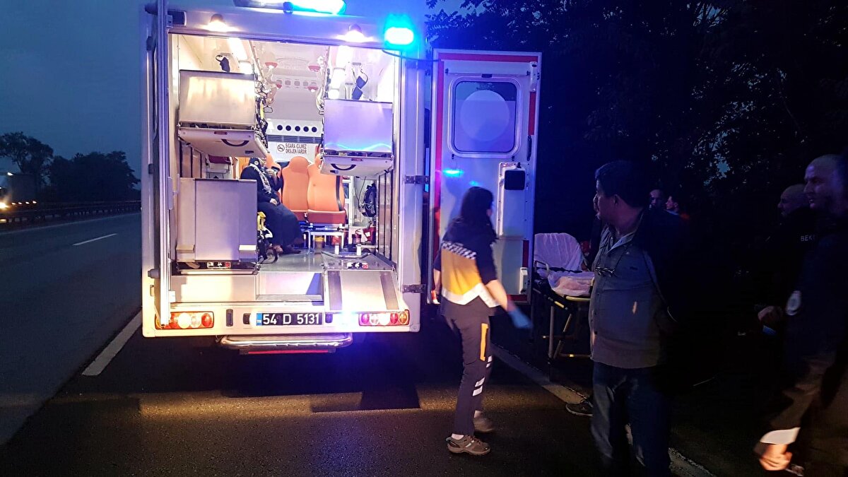 Oy kullanma işleminin ardından AK Parti seçmenlerini İstanbul'a getirmek üzere yola çıkan Salih Karahan yönetimindeki 22 BG 032 plakalı yolcu otobüsü, TEM Otoyolunun Sapanca ilçesi yakınlarında aynı istikamete giden Evren Bulut (47) yönetimindeki 06 AVG 91 plakalı TIR'a arkadan çarptı.