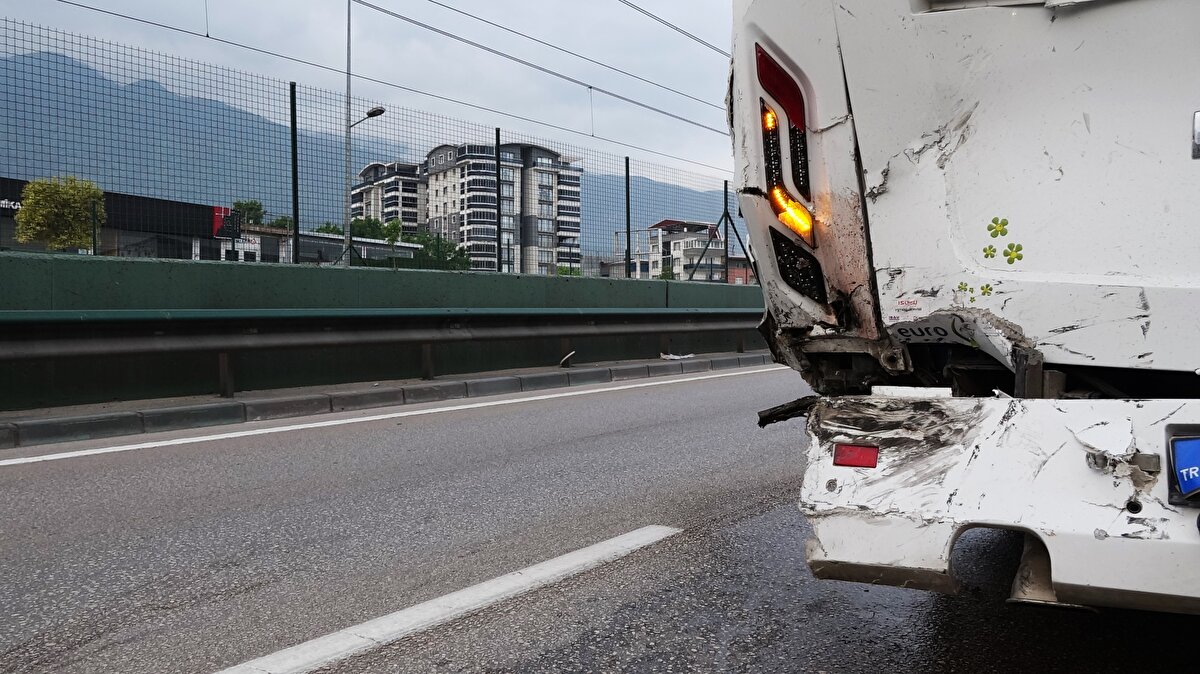 Hakan Gülmez'in kullandığı ve hızlı olduğu iddia edilen 16 BAB 453 plakalı servis minibüsü, işçileri taşıyan Hüseyin Kaya yönetimindeki 16 ANV 153 plakalı midibüse çarptı.