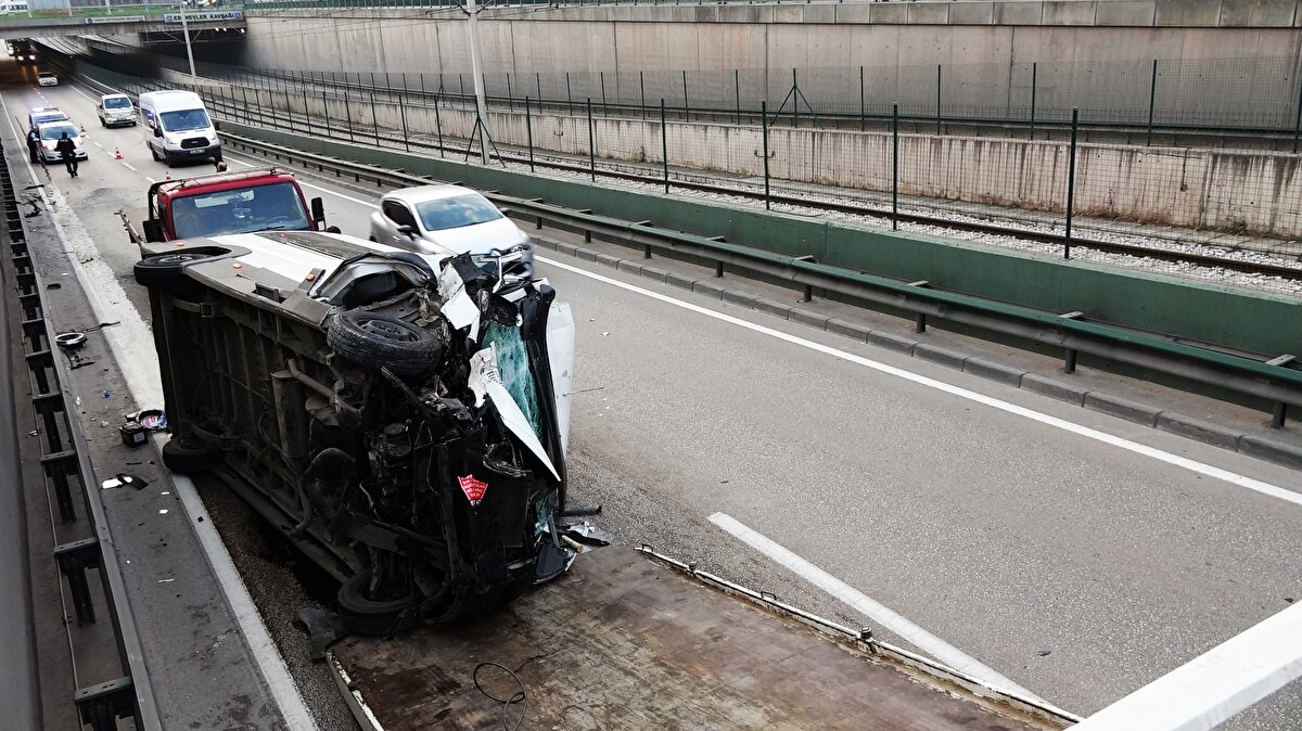 Savrulan minibüs, önce bariyerlere çarparak devrildi ardından metrelerce sürüklendi. Kazada sürücü Gülmez, araca sıkıştı.
