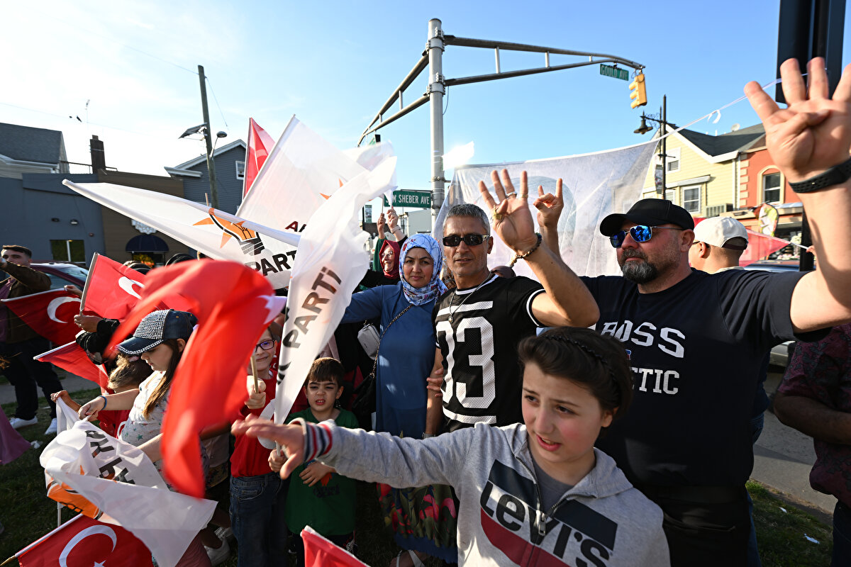 Konvoya katılan Filistinliler de kendi bayrakları ve Türk bayraklarıyla "Erdoğan" sloganı atarak seçim sonucunu kutladı.<br>