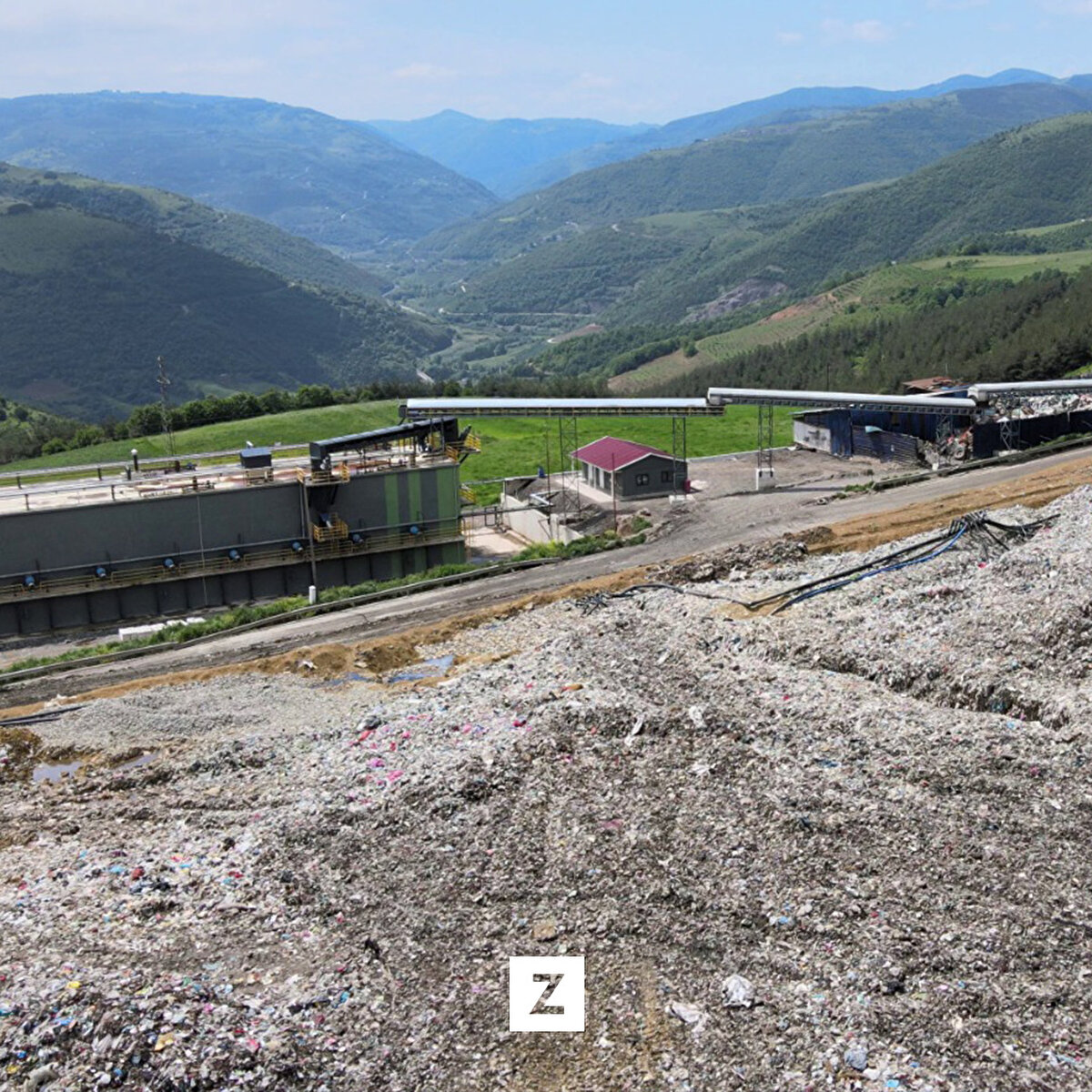 Karadeniz Bölgesi'nde ilk olan tesisten üretilecek elektrik aylık 17 bin hanenin ihtiyacını karşılayacak. Organik kompost gübre ise tarım ve peyzaj alanlarında kullanılacak.