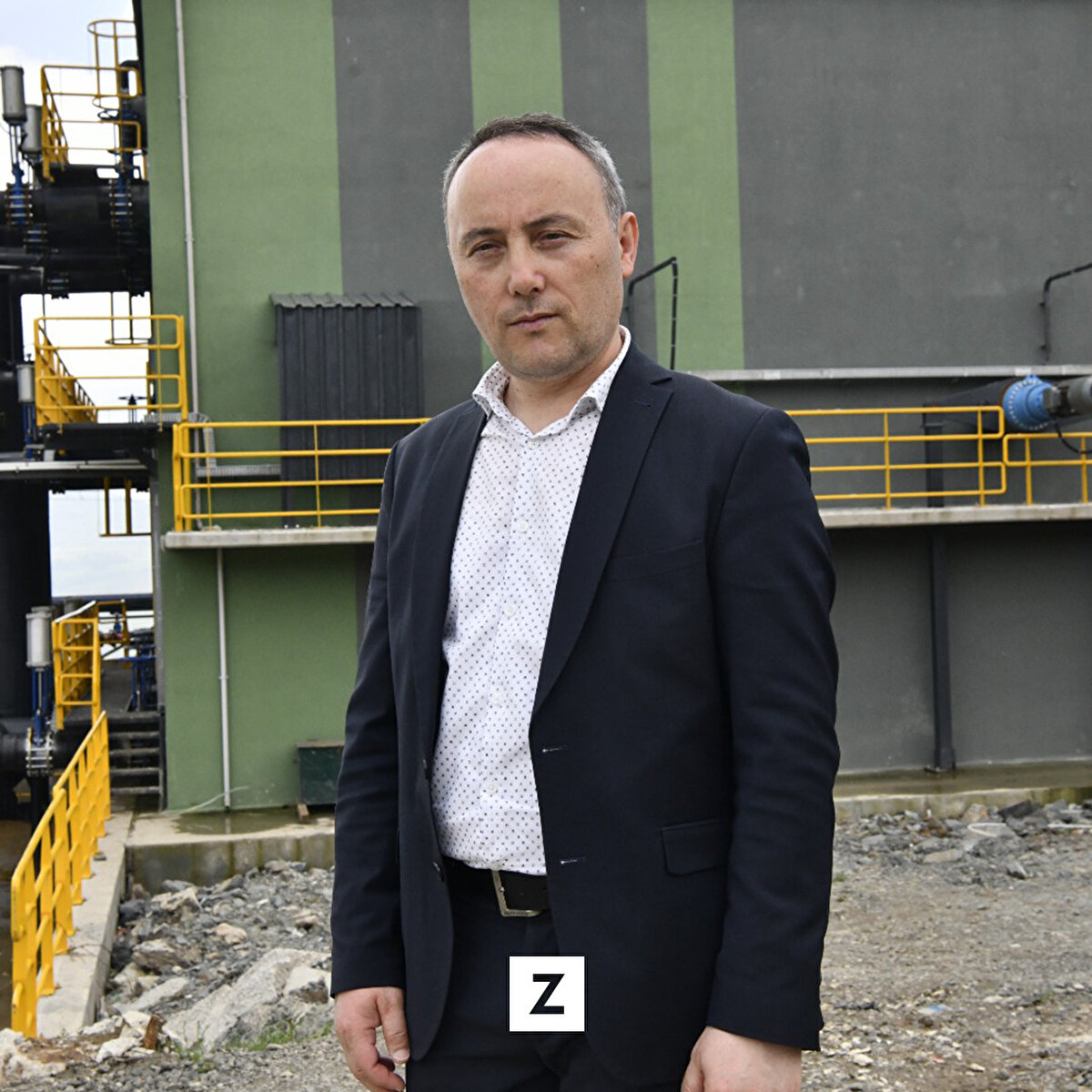 Dünya Çevre Günü'ne kadar tesisimizi faaliyete geçirmeyi planlıyoruz. 450 ton atığı tesis içerisine yüklemeye başladığımızda 24 gün sonra buradan çıkacak. Normal düzenimizde sahaya aldığımız atıklardan bir birim biyogaz elde etmişken bu yöntemle aynı atık miktarından kazanacak olduğumuz gaz miktarı çok daha fazla olacak. Böylece normal kapasitemizin üzerinde daha fazla elektrik üretmiş olacağız. Sahamızdan yıllık 35 milyon kilovatsaatlik bir enerji üretimimiz vardı. Bu da 35 bin hanenin elektrik ihtiyacını karşılıyordu. Bu tesisle beraber 4 bin 500 kilovatsaatlik bir enerji daha elde edeceğiz. Bu da 17 bin hanenin elektrik enerji ihtiyacını karşılayacak." ifadelerini kullandı.