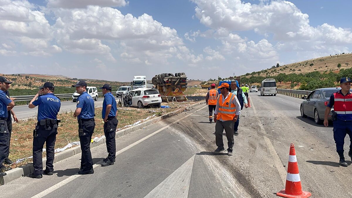 Kaza, öğle saatlerinde Gaziantep-Nizip kara yolunun 9'uncu kilometresinde meydana geldi.