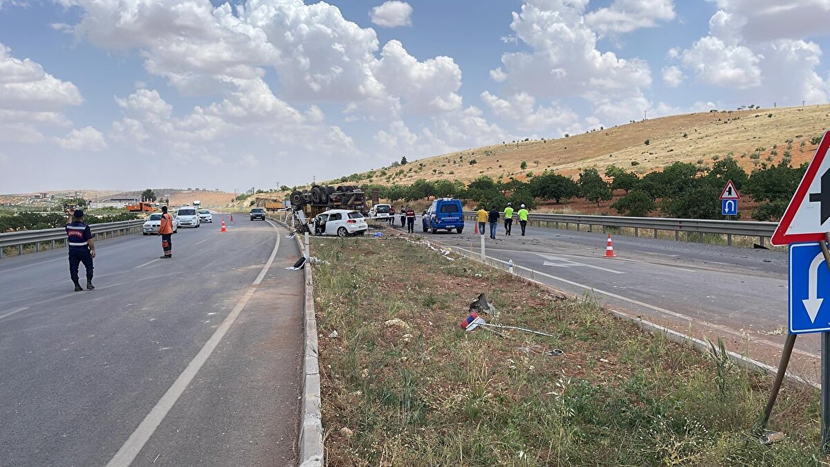 Yoldan geçen diğer sürücülerin ihbarı üzerine kaza yerine polis ve sağlık ekipleri sevk edildi.