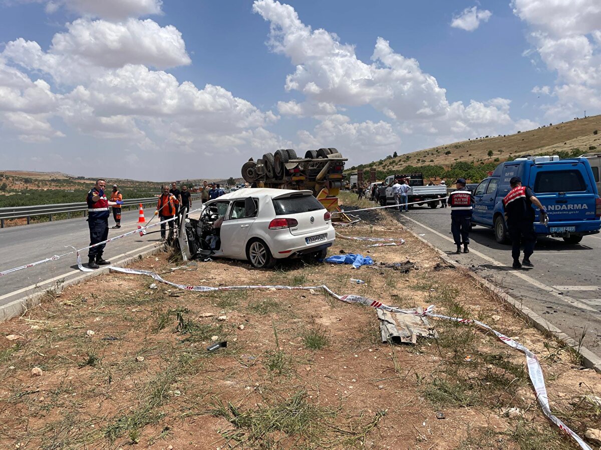 Mahalle bekçisi olarak görev yapan Mustafa Lebe yönetimindeki 33 AHV 040 plakalı otomobil ile karşı yönden gelen Bekir Uçar'ın (45) kullandığı 27 RB 247 plakalı asfalt döküm kamyonu kafa kafaya çarpıştı.